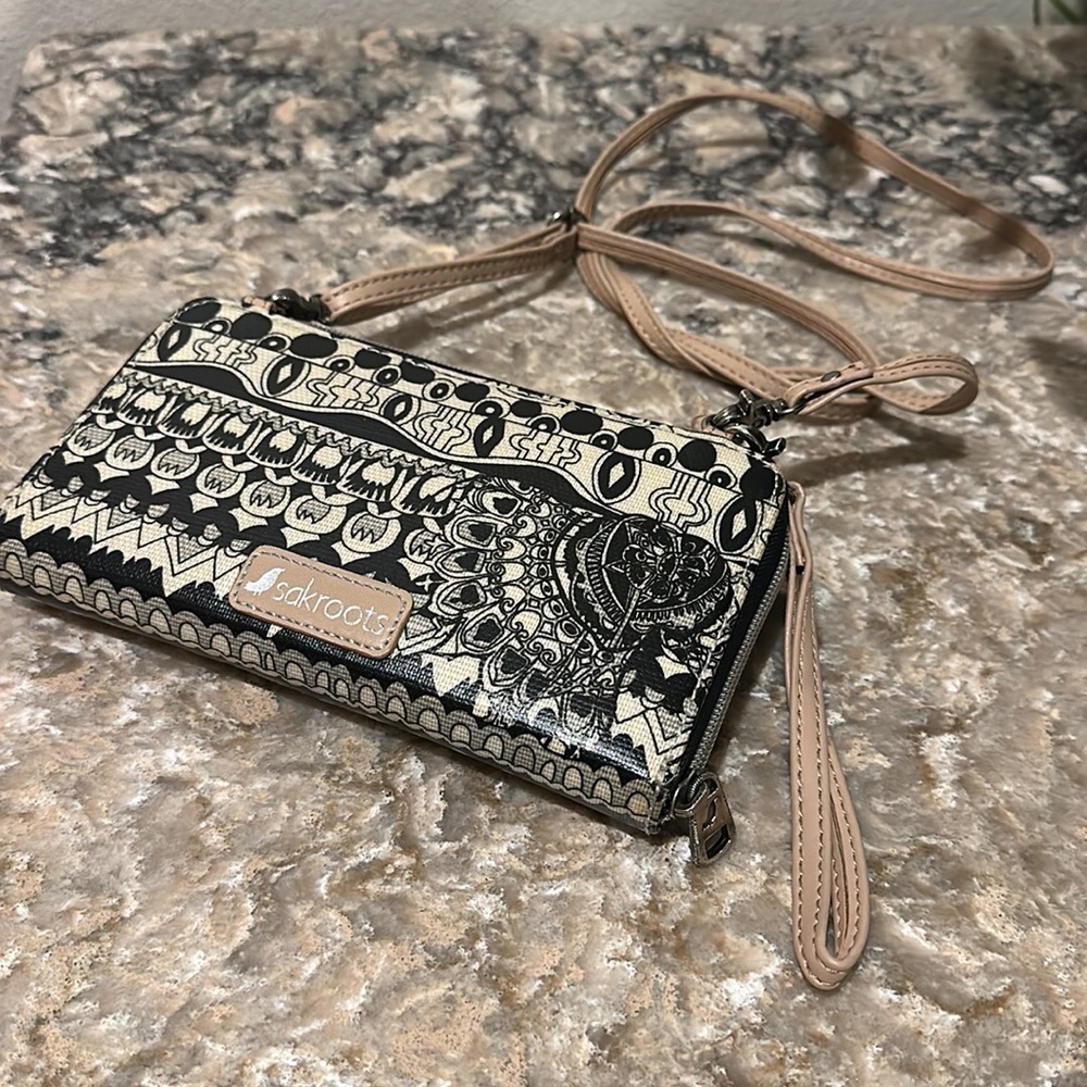 Sakroots Cross Body / wristlet Wallet artsy black cream doodle smartphone pocket - Picture 8 of 17